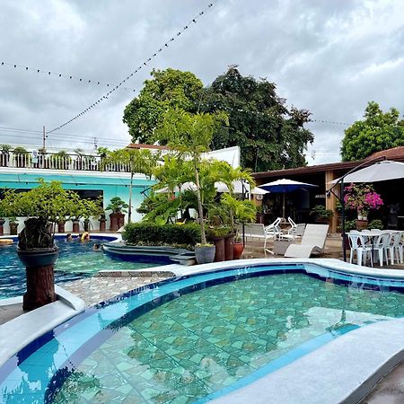 Vincent Resort Hotel Angeles Exterior photo