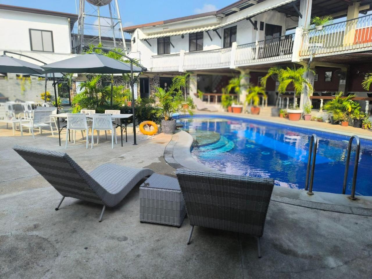 Vincent Resort Hotel Angeles Exterior photo